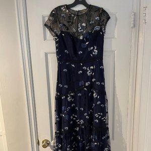 Embroidered Monique Lhuillier gown Size 6 NWT